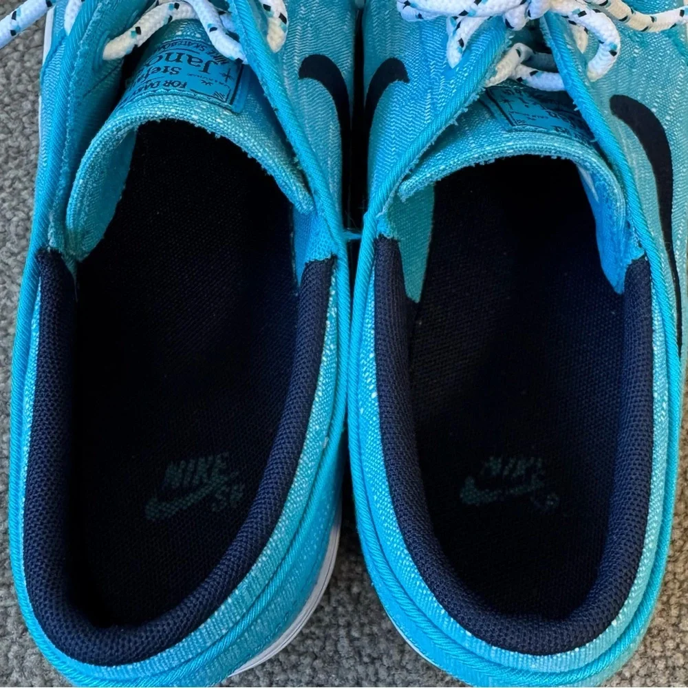 Nike Youth 7 (8.5 women’s) Turquoise Blue Skate Shoes